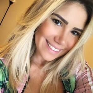 Meet your Posher, Larissa